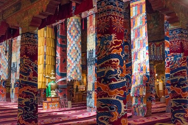 Su, Keren 아티스트의 Inside a praying hall in Drepung Monastery-Gelug university monasteries of Tibet-Lhasa-Tibet-China작품입니다.